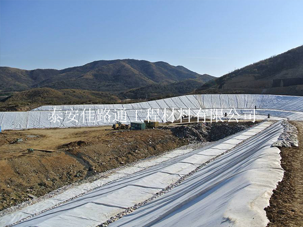 礦山施工是如何選擇鋪設(shè)防滲復(fù)合土工膜的？